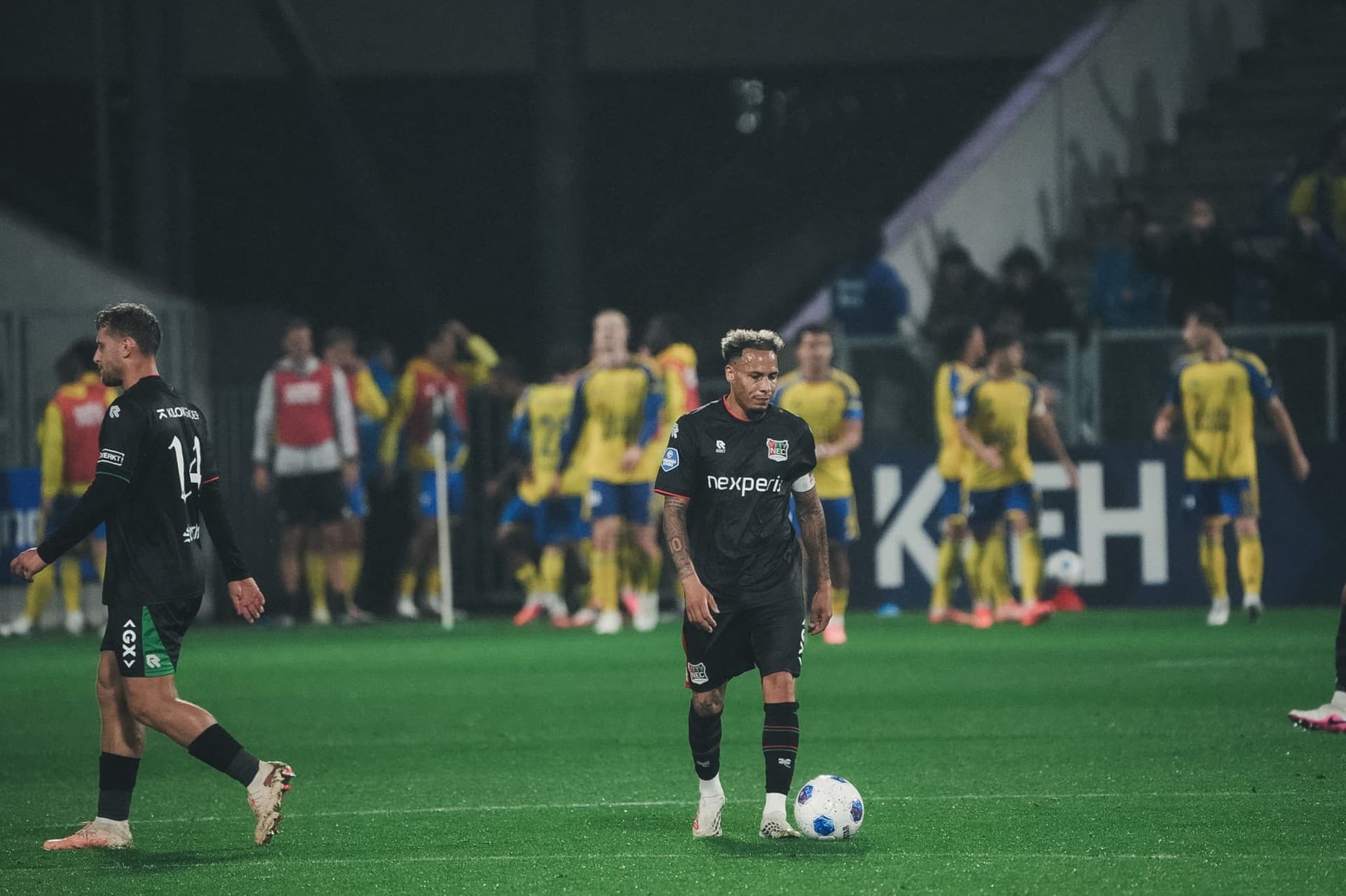N.E.C.-spelers na de 3-0-nederlaag bij SC Cambuur (Foto: N.E.C. Media)
