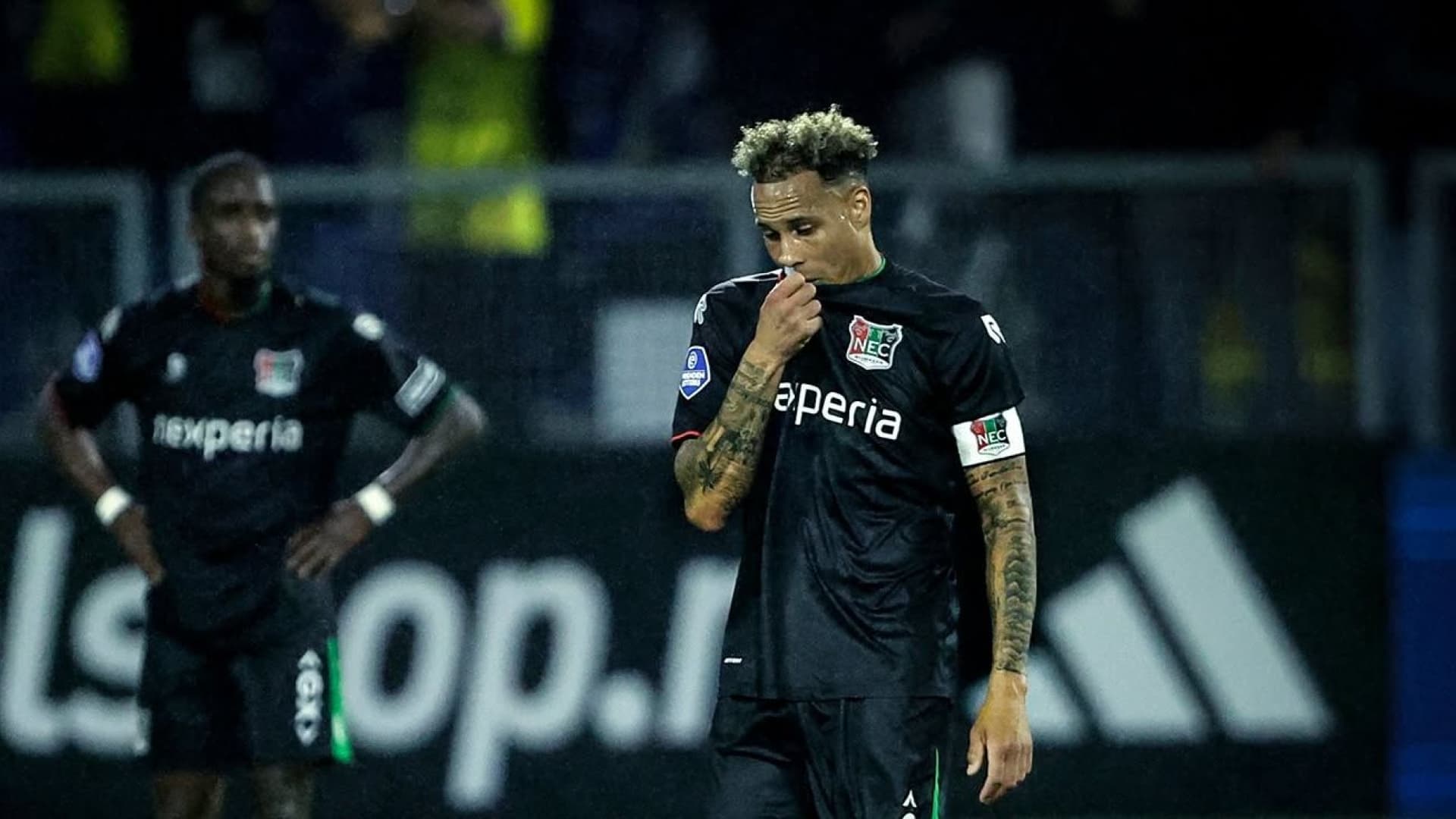 Tjaronn Chery baalt na de nederlaag bij SC Cambuur (Foto: Omroep Gelderland)