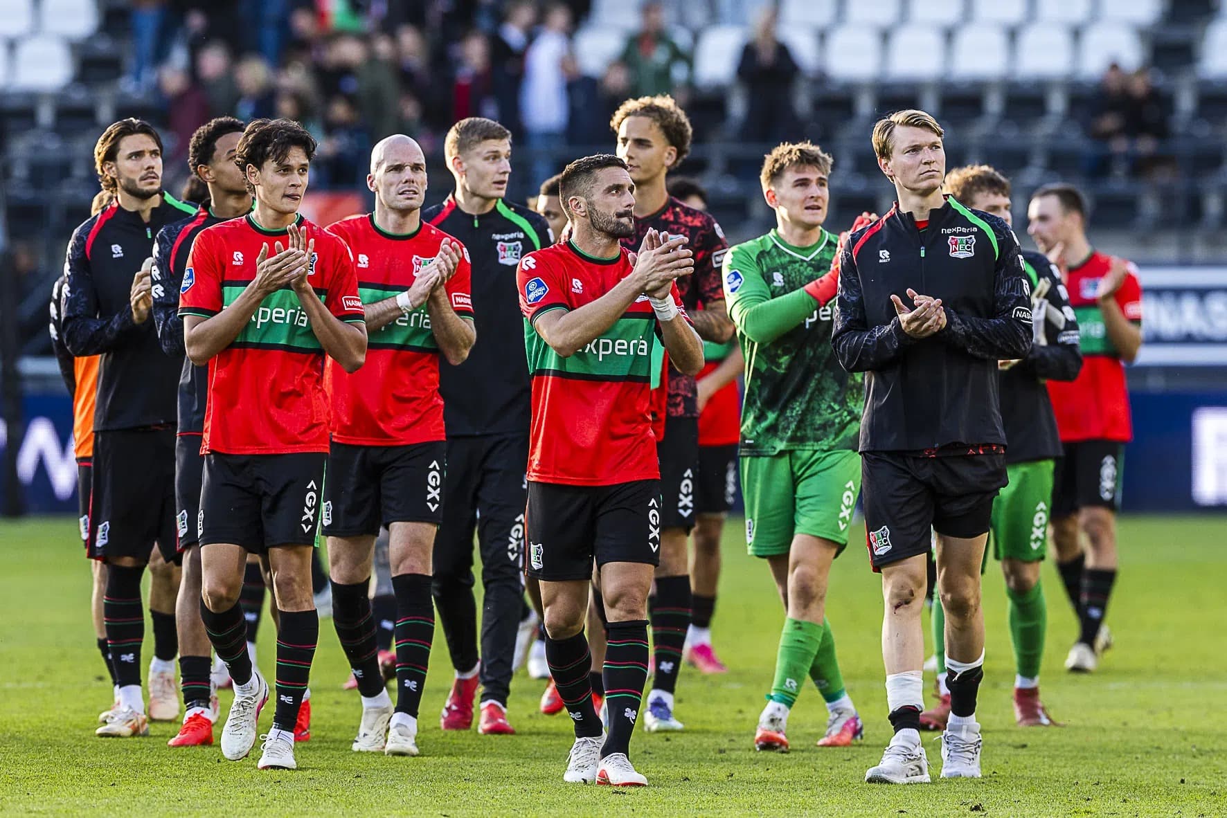 N.E.C.-spelers bedanken het publiek na het gelijkspel tegen Go Ahead Eagles (Foto: VI)