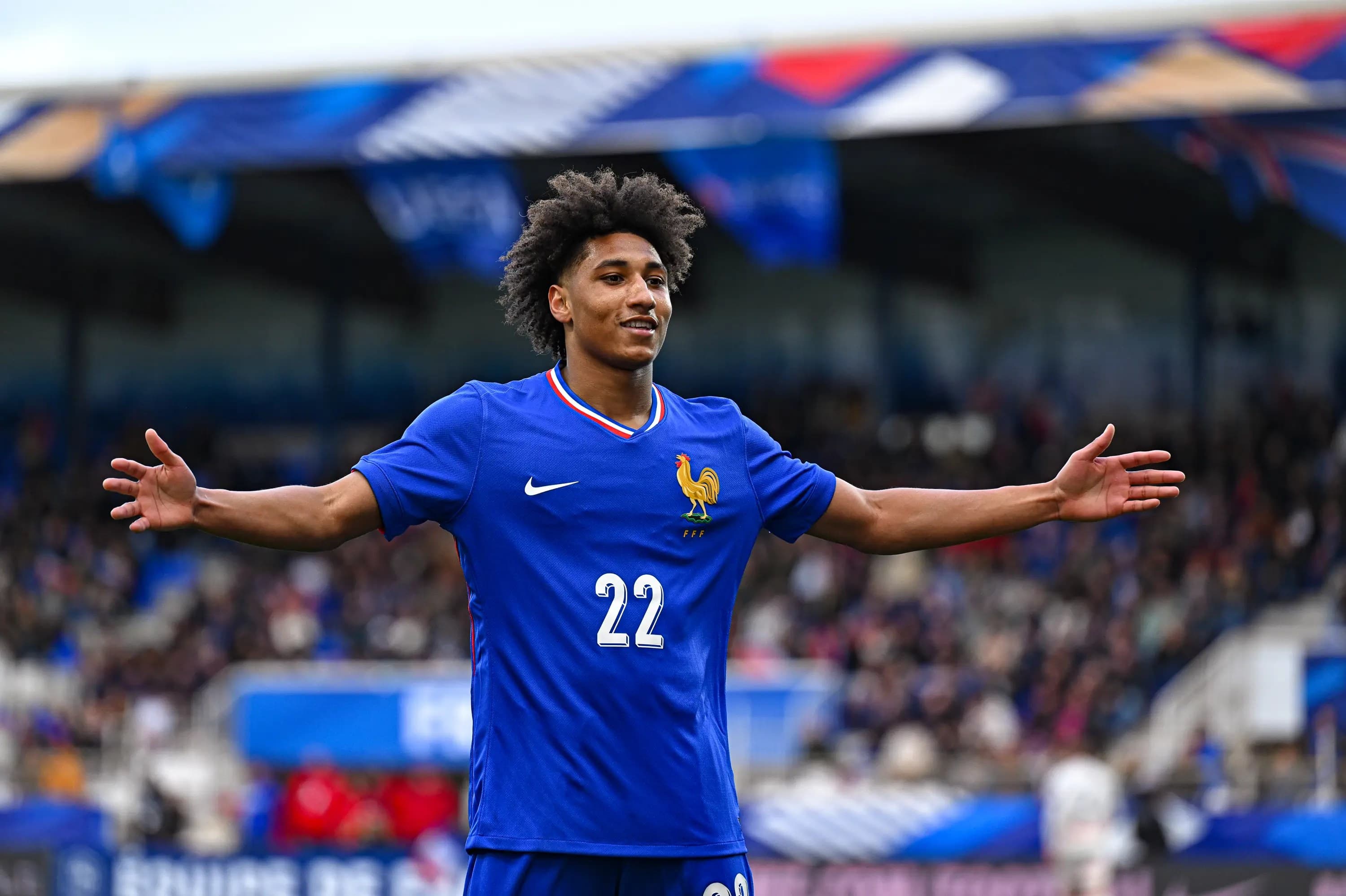 Noé Lebreton juicht in het shirt van het Franse jeugdelftal