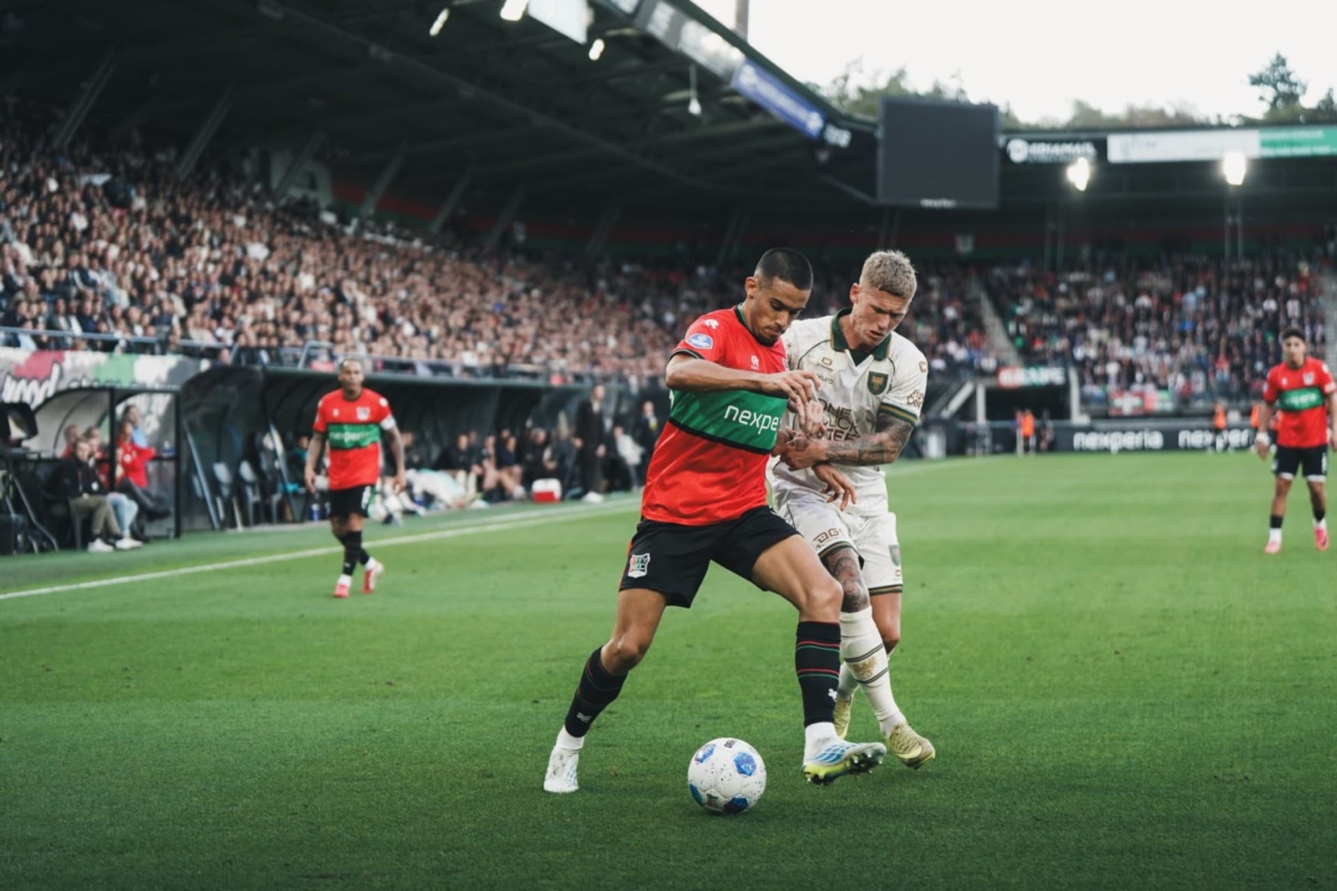 Duel tijdens N.E.C. - Go Ahead Eagles (1-1) in De Goffert (Foto: N.E.C. Media)