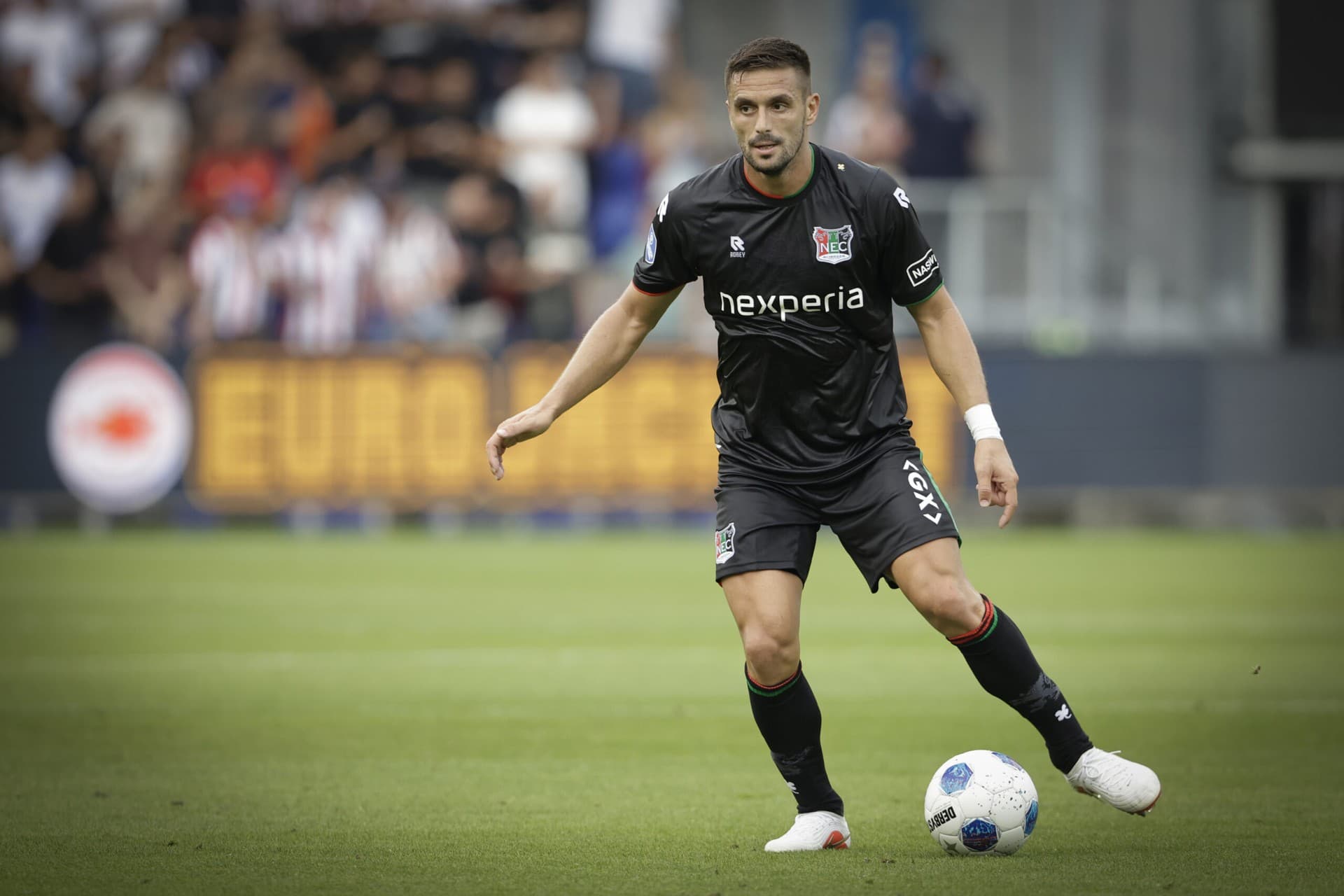 Tadić beleeft rentree bij Servië als aanvoerder: assist na vijf minuten, maar verlies tegen Griekenland