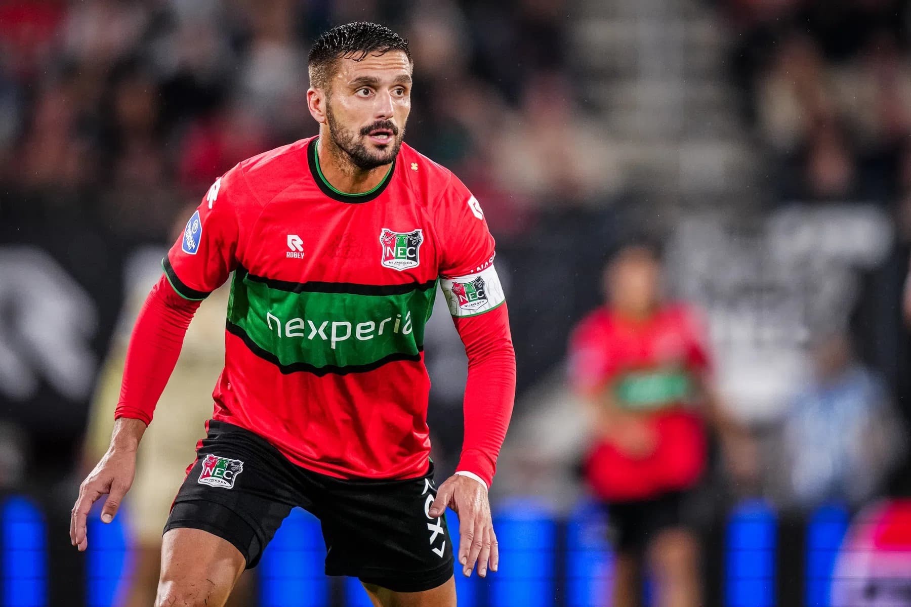 Dusan Tadić aan de bal in het shirt van N.E.C. (Foto: VI)